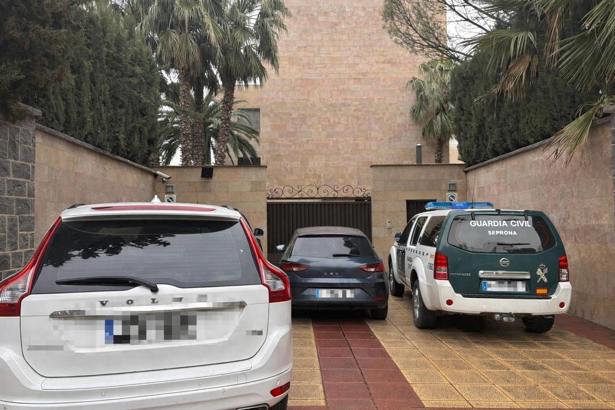 Vídeo | La Guardia Civil abandona el domicilio de Fernando Samper, presidente de Forestalia