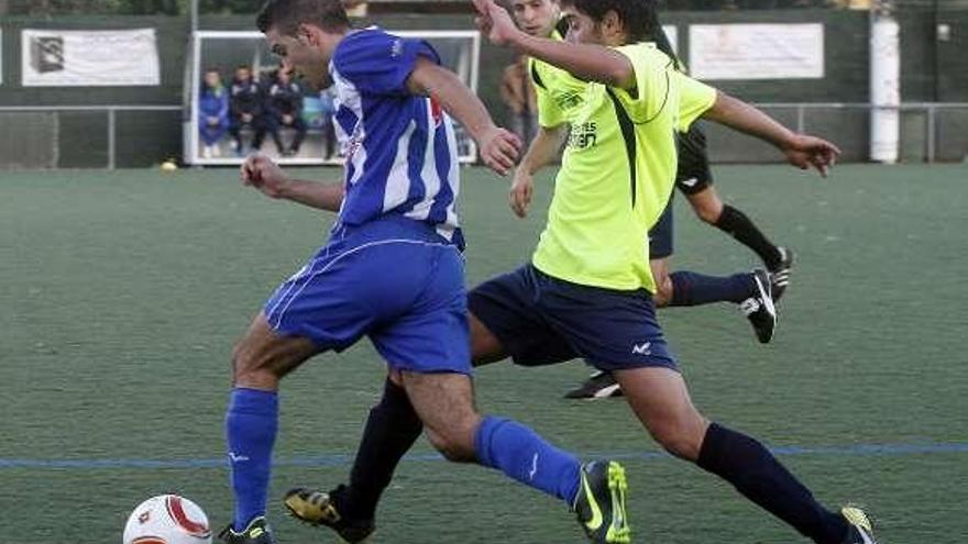 Un jugador del Valladares se escapa en otro partido en A Gándara. // FdV