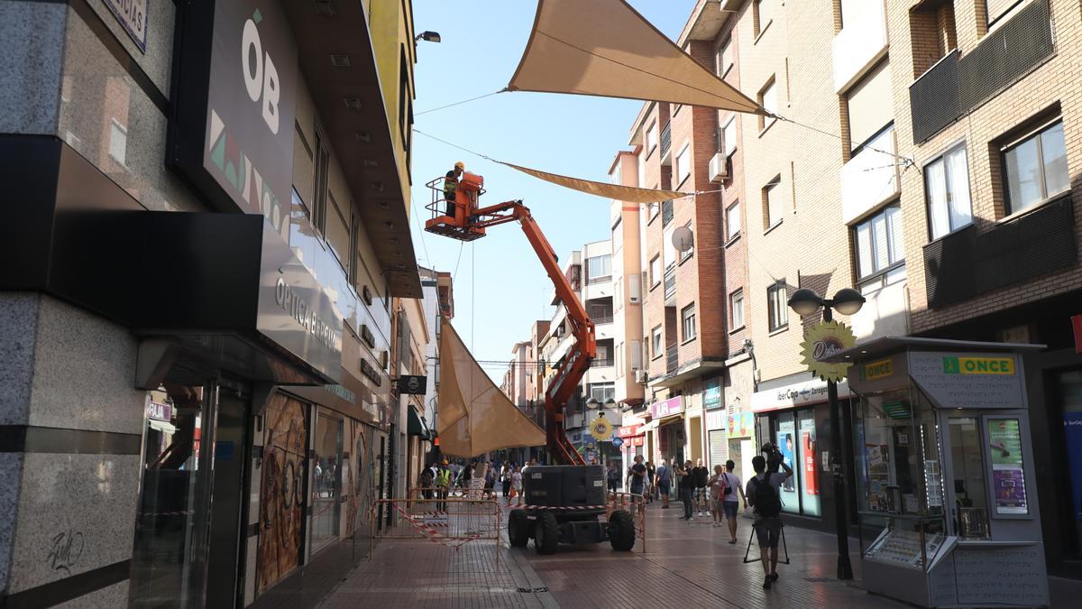 Proceso de montaje de los toldos de la calle Delicias de Zaragoza.