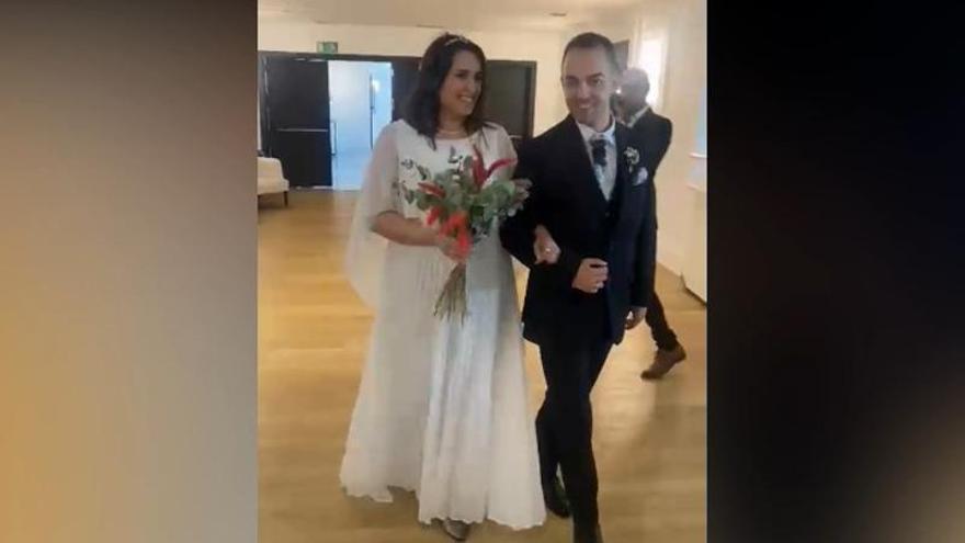 Marina y Cristian, ambos celtistas, entran al banquete con la música de 'El Equipo A'
