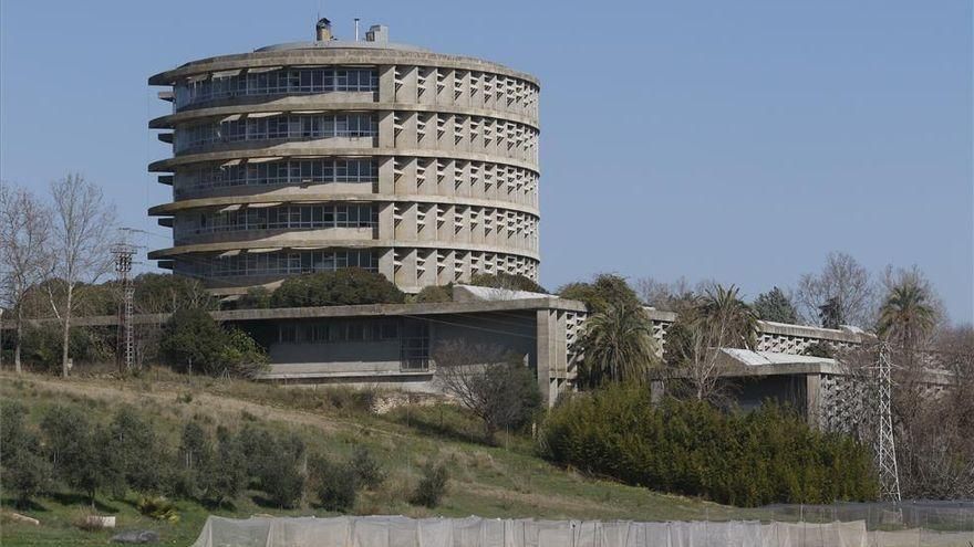 La torre de la antigua Agrónomos es el edificio más emblemático del complejo.