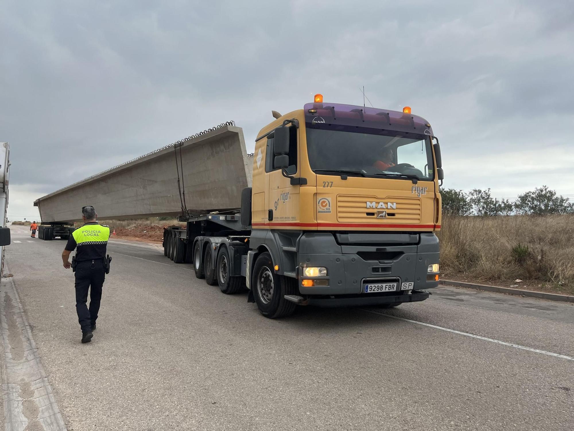 La compleja llegada de la primera megaviga para el puente industrial de la Vall, en imágenes