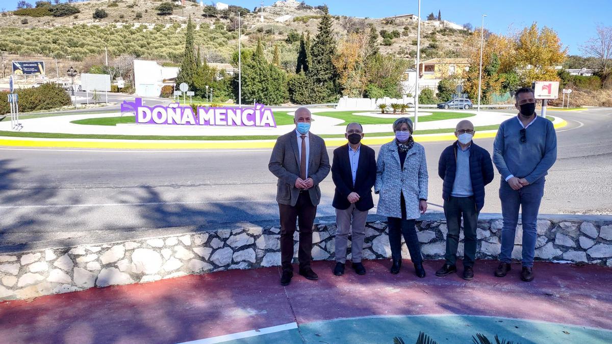 Las autoridades, durante la visita a Doña Mencía.