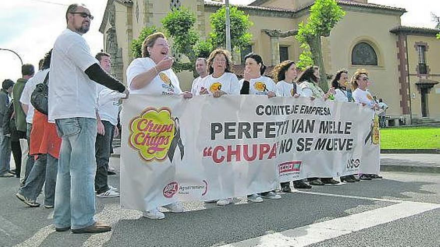 Empleados de Chupa Chups, ayer, durante el corte de la N-634 en Villamayor.