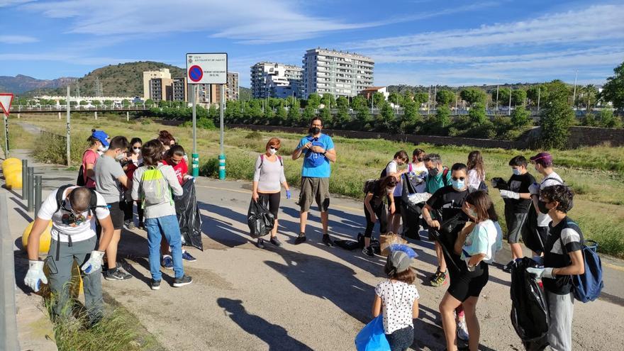 Unas 200 personas limpiaron y reforestaron el río en Sagunt