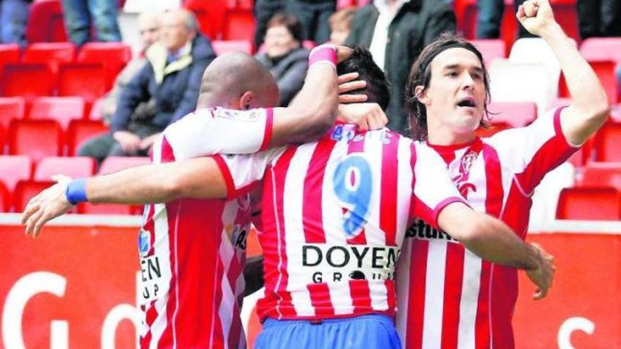 Sangoy celebra el segundo gol del Sporting ante el Rayo junto a Bilic y Gregory. | j. j.