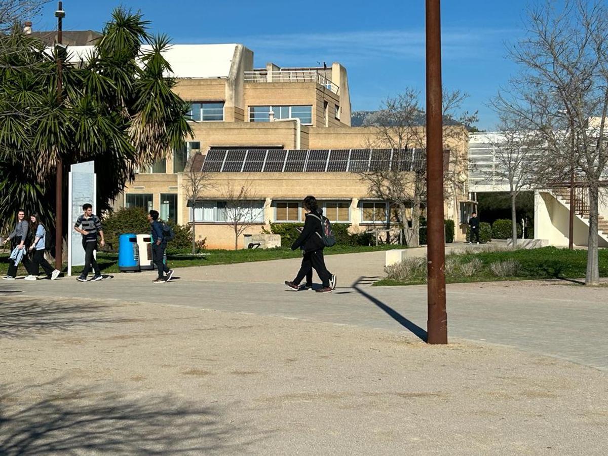 Estudiantes en el campus de la UIB.