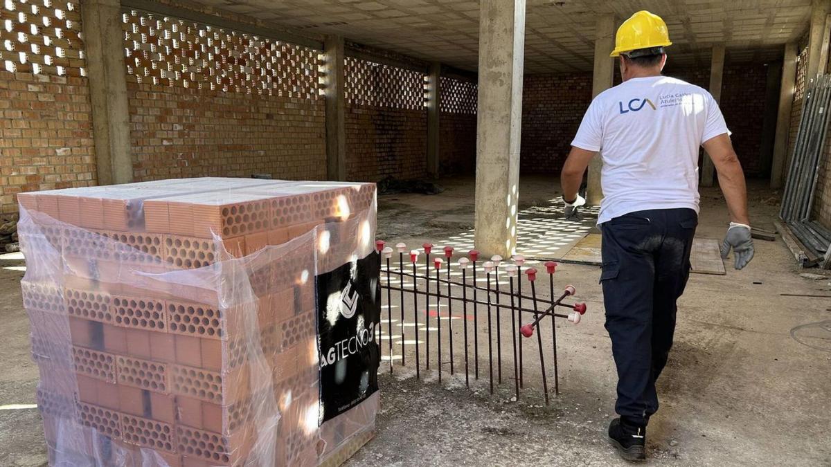 Un operario en las obras del Centro de Día para Mayores de Sierra de Yeguas.