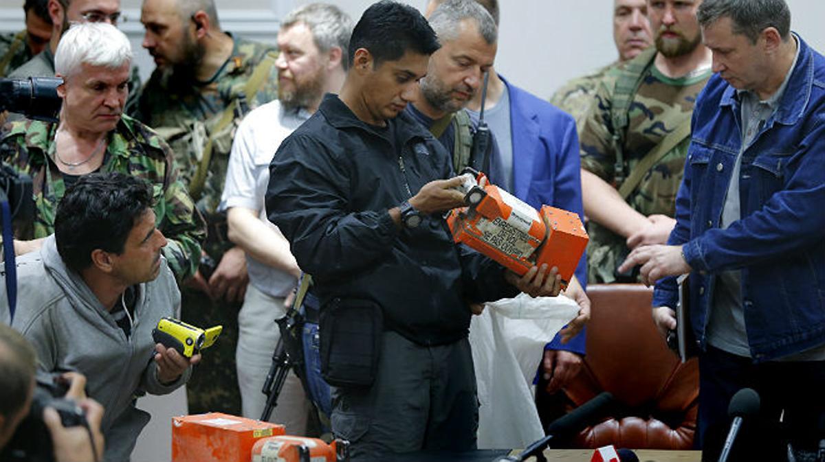 Los rebeldes prorrusos entregan las cajas negras del avión de Malaysia Airlines