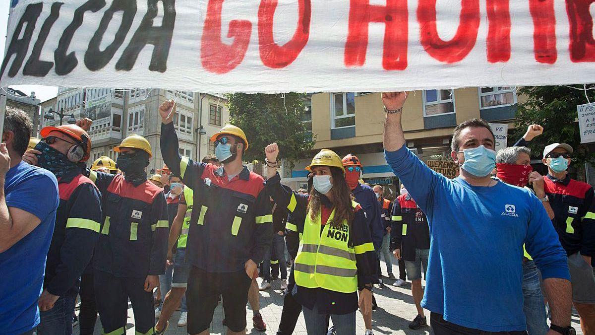 Protesta de trabajadores de Alcoa ayer en Lugo.