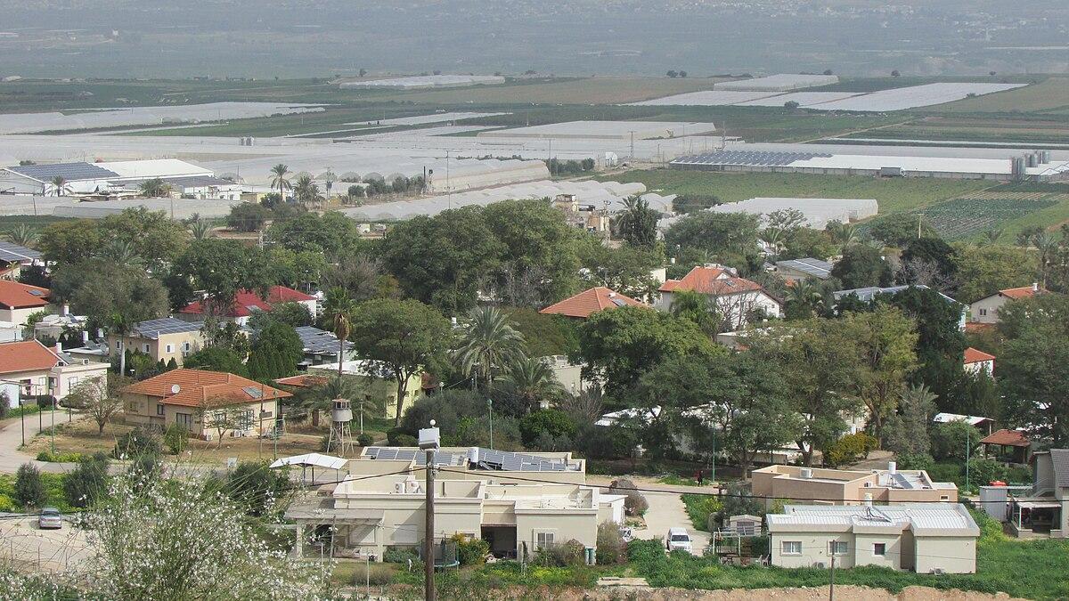 Mehola, uno de los asentamientos religiosos israelíes situados en Cisjordania, en el valle del Jordán, cerca la aldea palestina de Bardala cuyo código postal (1093000) aparece en la lista de lugares no elegibles por el acuerdo comercial UE-Israel.