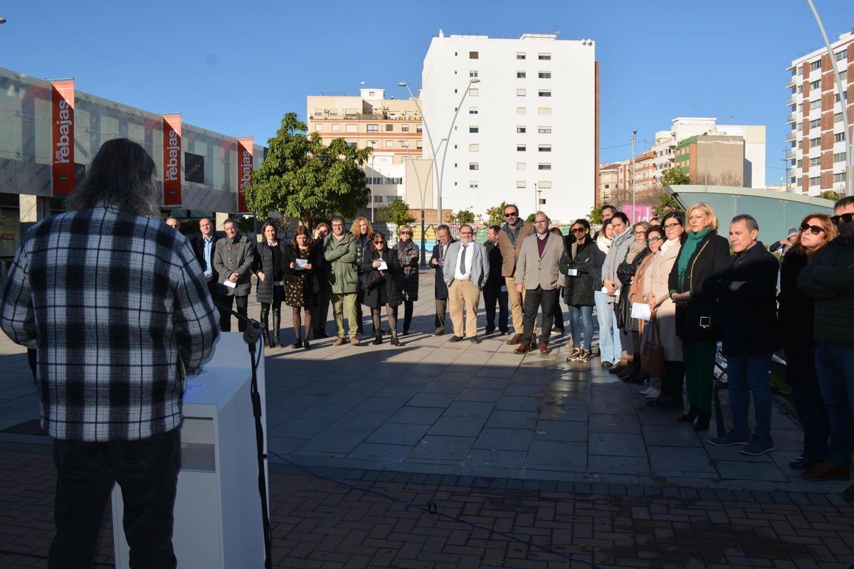 Autoridades visitando el tráiler