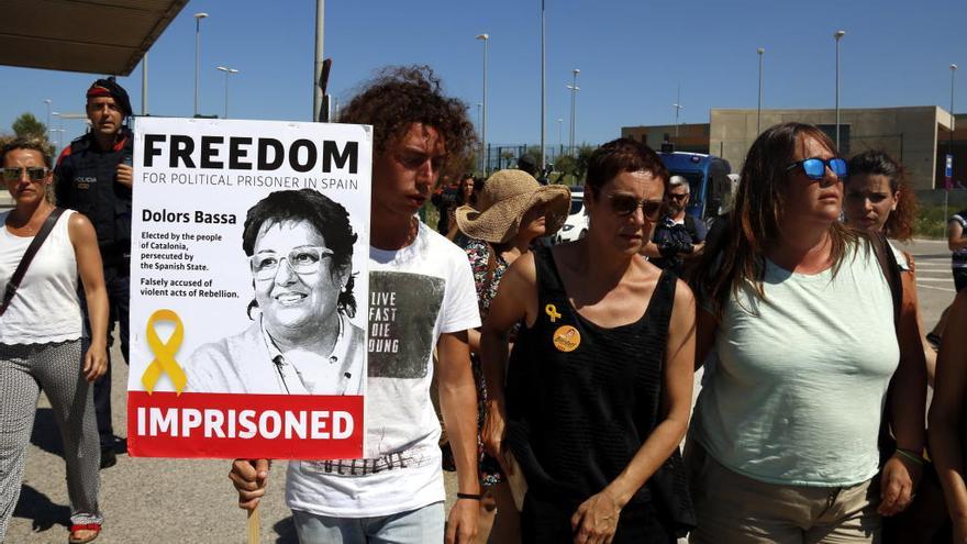 Familiars de Dolors Bassa davant de la presó de Figueres.