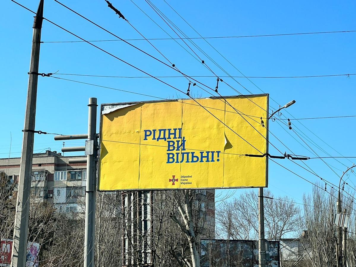 Un cartel en ucraniano en una calle de Jersón con el mensaje &quot;Queridos, sois libres&quot;.