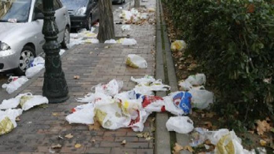 El paseo Constitución amanece con los restos de un gran botellón