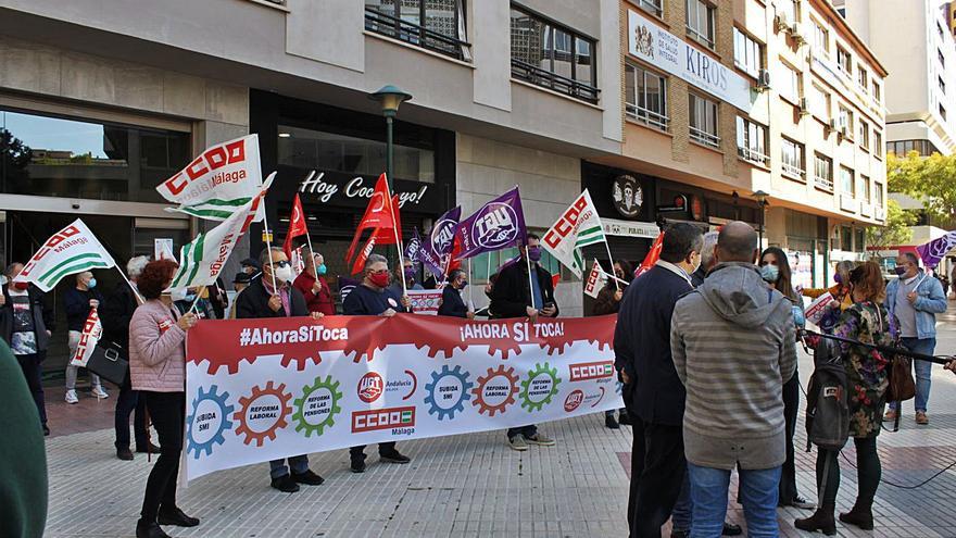 La protesta realizada por los sindicatos ante la sede del INSS en Málaga.