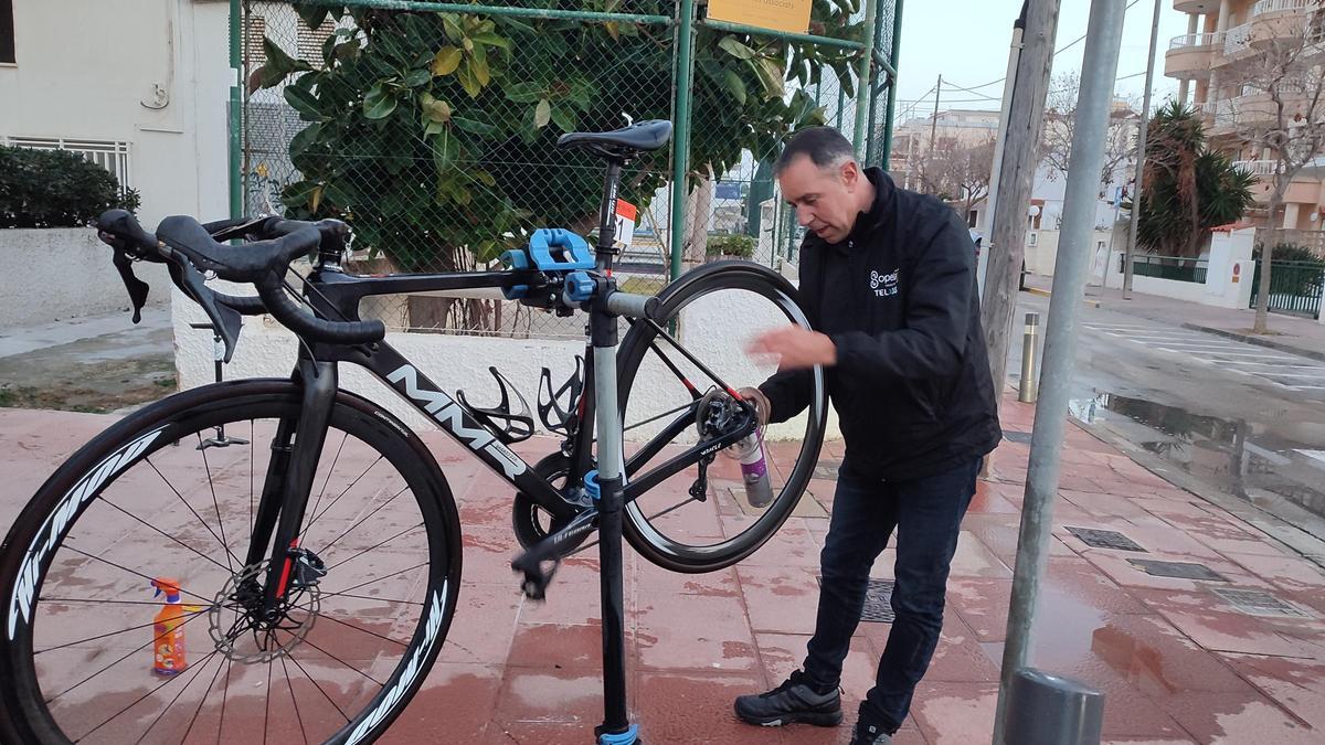Paco Pla con una bicicleta.