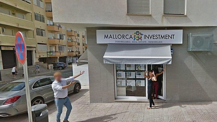 Carlos GarcÃ­a RoldÃ¡n, izquierda, en la puerta de la sede de Mallorca Investment cuando vendÃ­a propiedades sobre plano