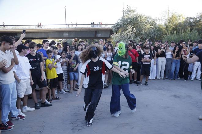 La fiebre de TikTok llega a Córdoba: las imágenes de la primera batalla de ‘farmear aura’ junto al Guadalquivir