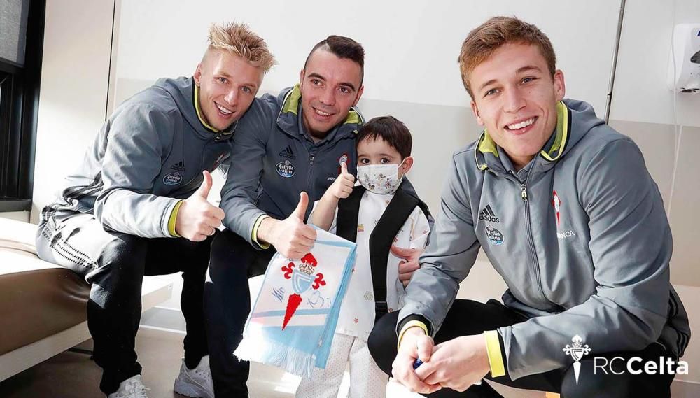 Los jugadores y el cuerpo técnico hacen la clásica visita navideña a los niños ingresados en el hospital