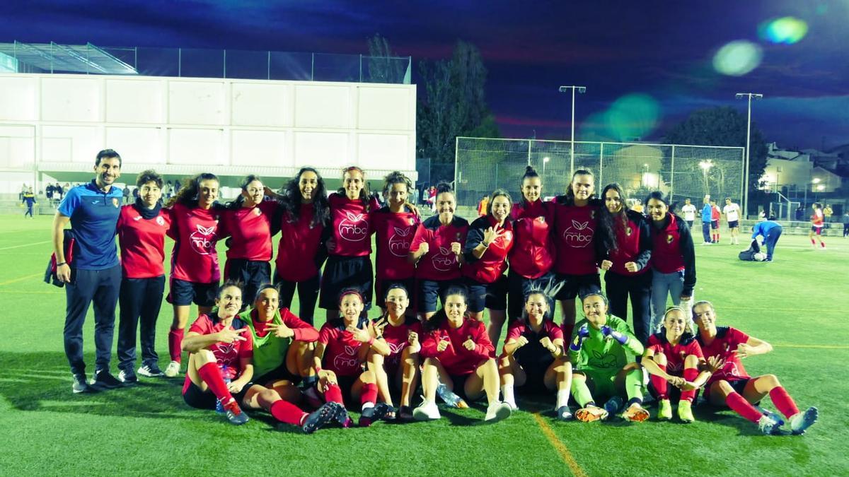 Jugadoras y técnico del CF Miramar celebran un nuevo triunfo