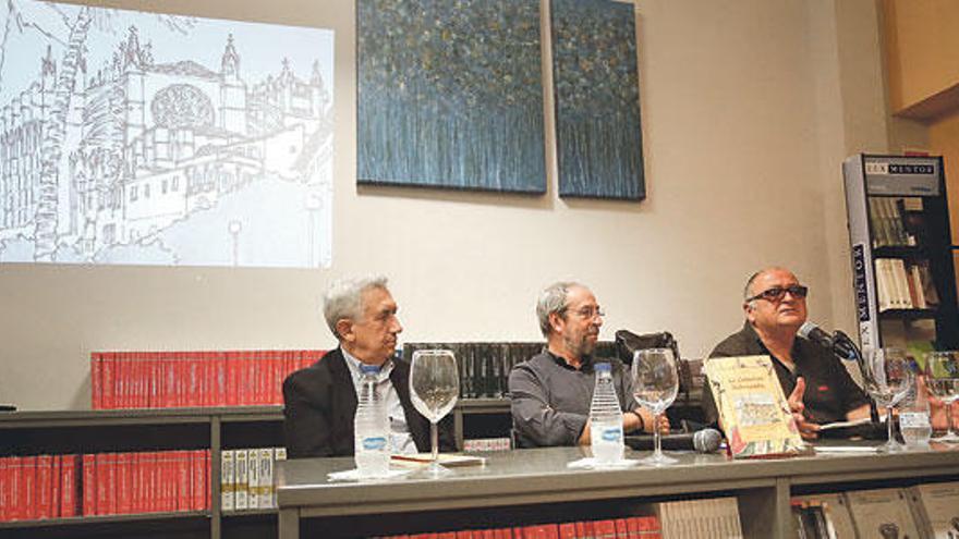 El dibujante ayer en la librería Quars con Biel Mesquida en la presentación de su volumen.