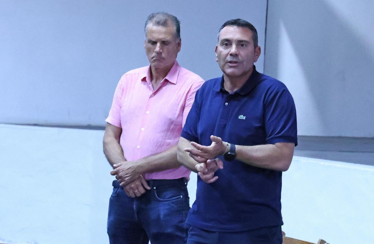 Domingo Cejas y Oswaldo Betancort, durante la reunión con los vecinos de Máguez, en el municipio de Haría