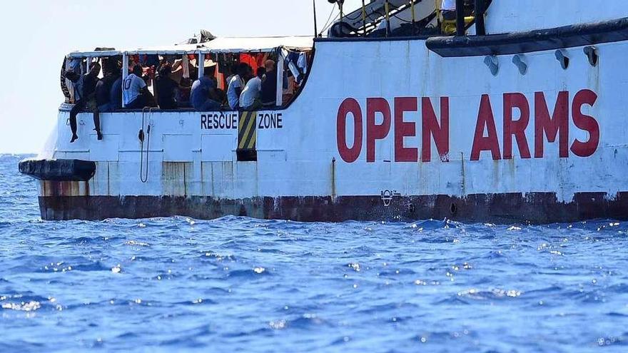 El &quot;Open Arms&quot;, fondeado frente a Lampedusa. // Reuters