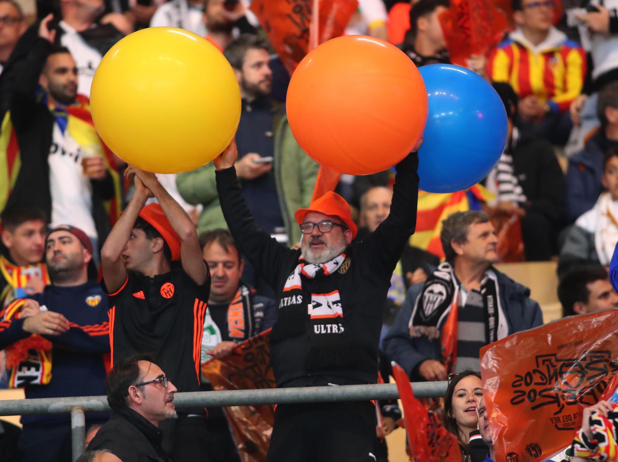 La afición valencianista llena de color el estadio de La cartuja