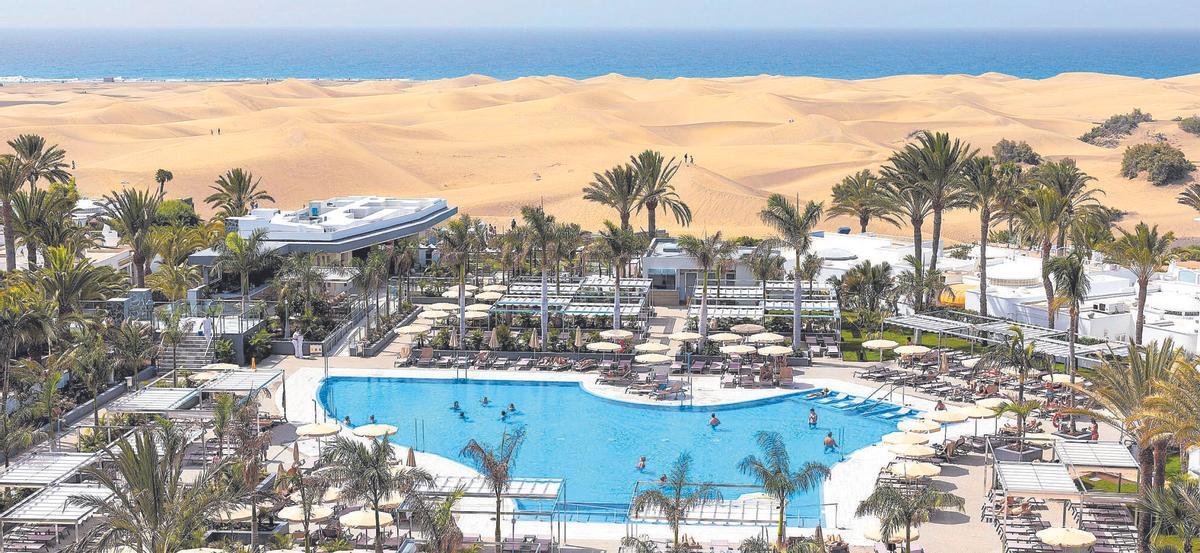 L’Hotel Riu Palace Maspalomas, a la platja de l’Inglés, a Gran Canària. | ‘actius’ 02-08-2021 RIU Palace Maspalomas, en playa del Inglés. El RIU Hotels &amp;amp;amp; Resorts ha reabierto el RIU Palace Maspalomas, ubicado en la zona de Playa de Inglés en San Bartolomé de Tirajana (Gran Canaria), convertido en un hotel con categoría de cinco estrellas Solo para Adultos, después de cinco meses de reformas. ECONOMIA ESPAÑA EUROPA ISLAS CANARIAS AUTONOMÍAS CEDIDA POR RIU