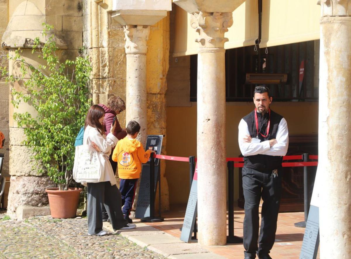 Personal de seguridad que vigila lo que ocurre en el Patio de los Naranjos de la Mezquita-Catedral.