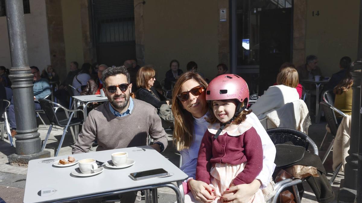 En imágenes: El sol llena las terrazas de Avilés tras el frío invierno.