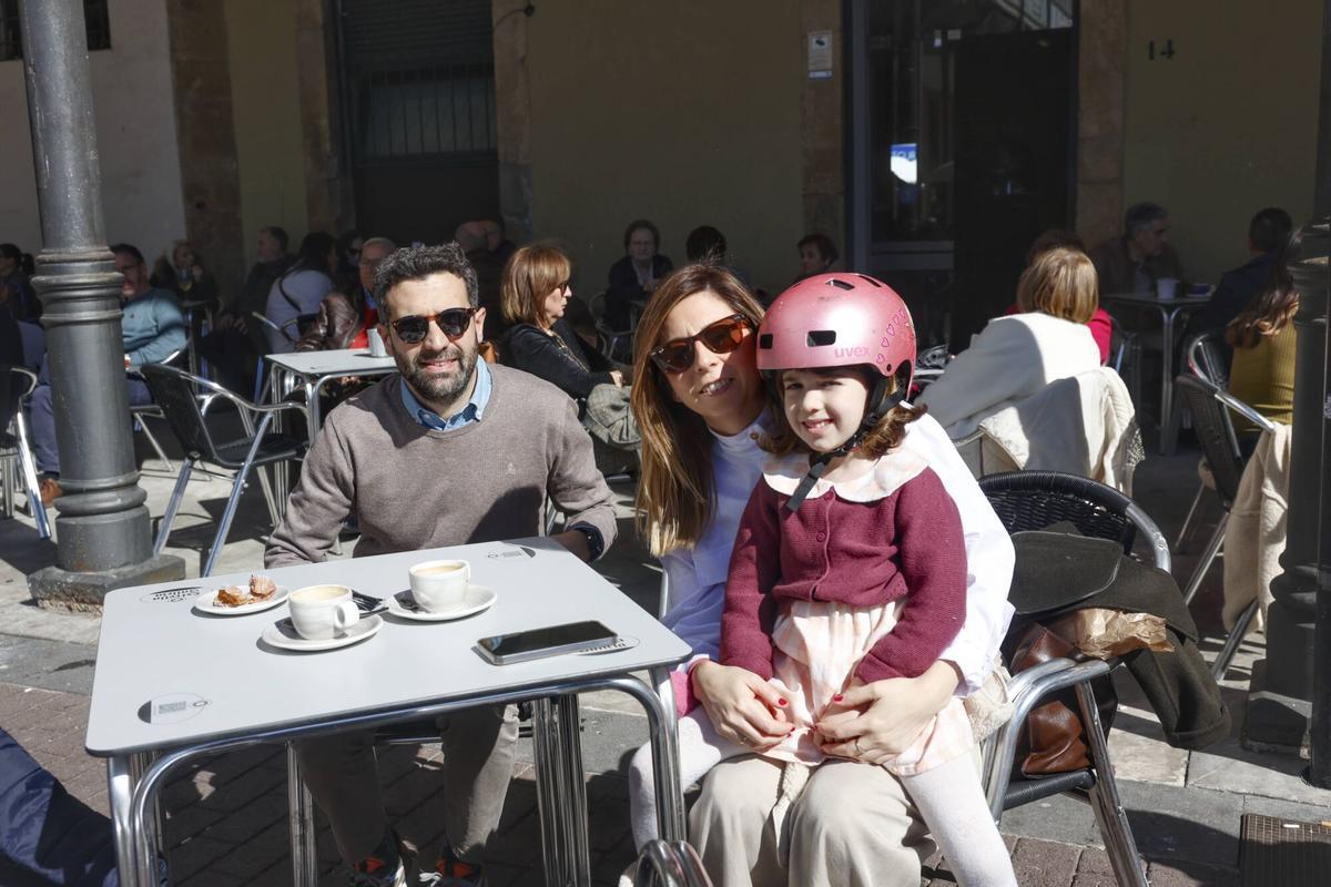 En imágenes: El sol llena las terrazas de Avilés tras el frío invierno.