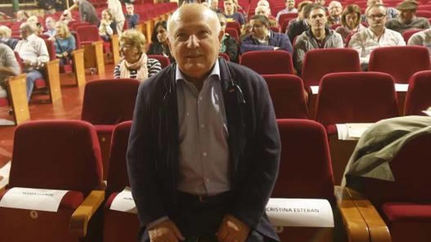 El edil de Vox en Alzira y candidato al Senado, Ricardo Belda, en el mitin celebrado en el Gran Teatro.