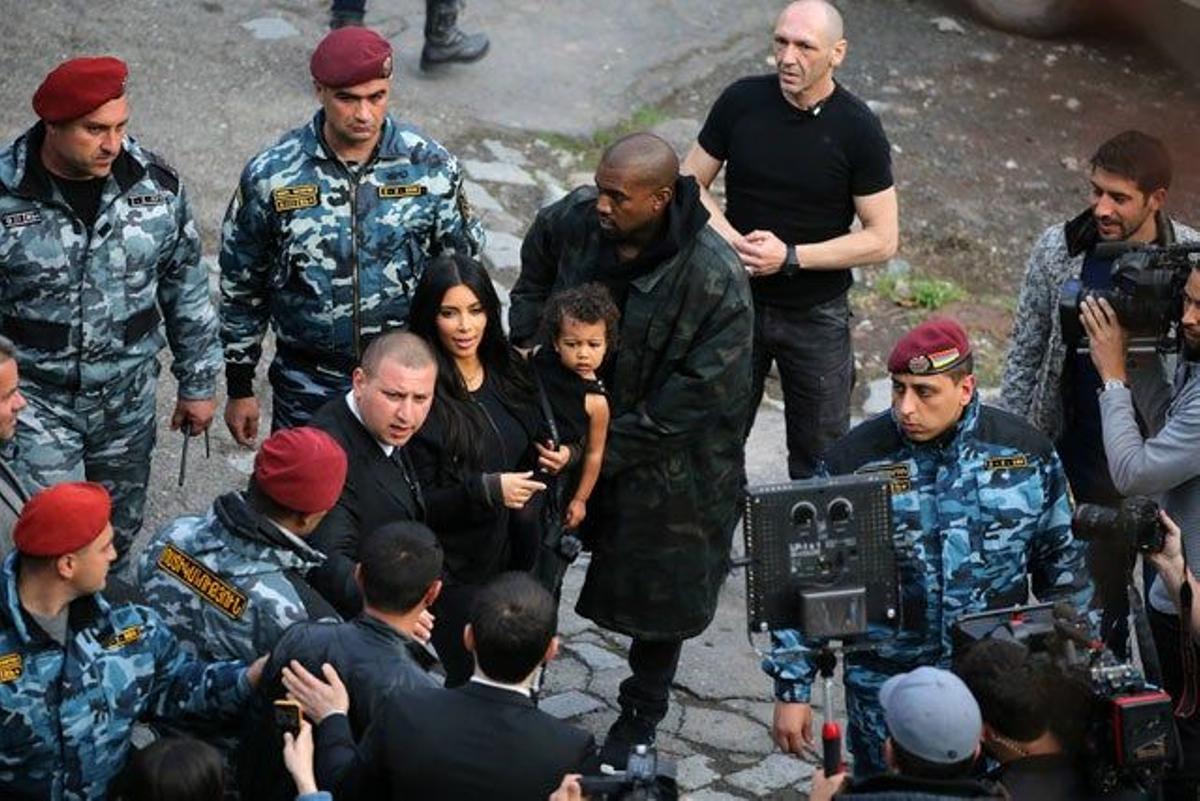 Kim Kardashian, Kanye West y Nori, rodeados de policía