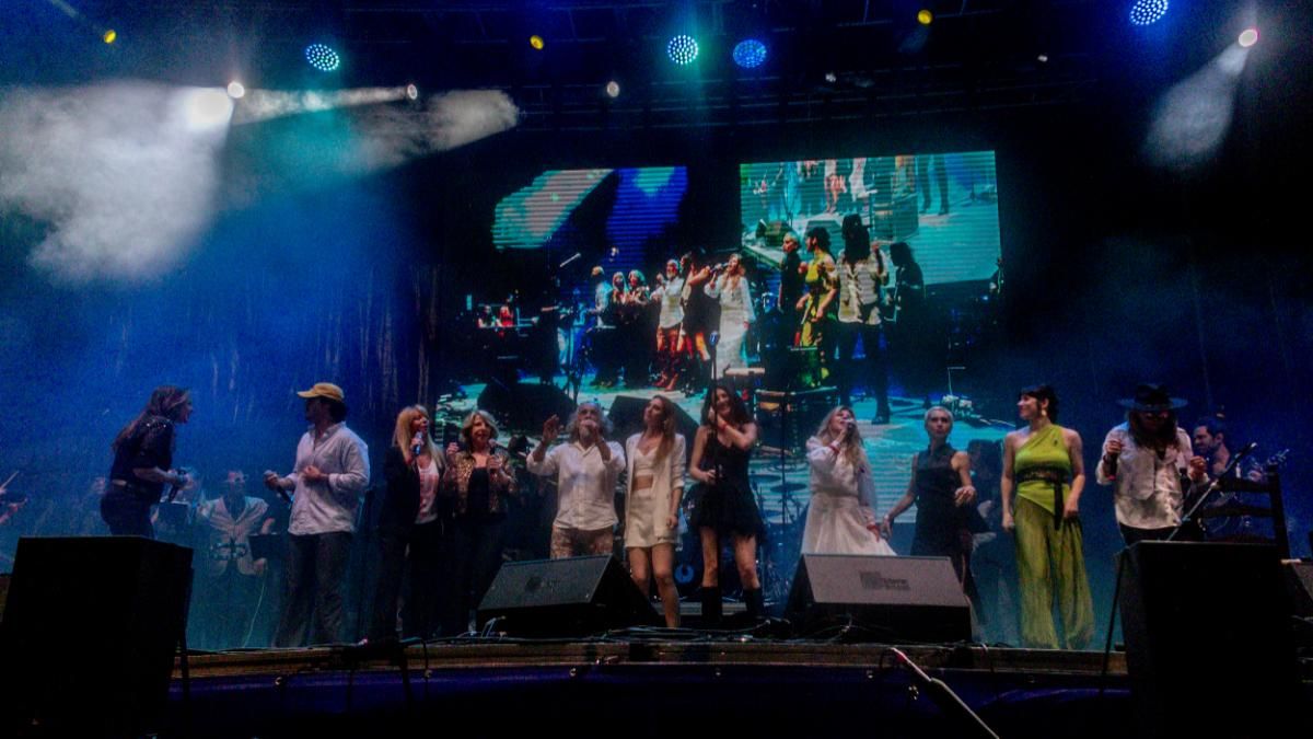 Varios artistas durante un concierto para celebrar los 40 años de la Real Casa de Correos como sede de Gobierno, en la Puerta del Sol, a 13 de junio de 2025, en Madrid (España).
