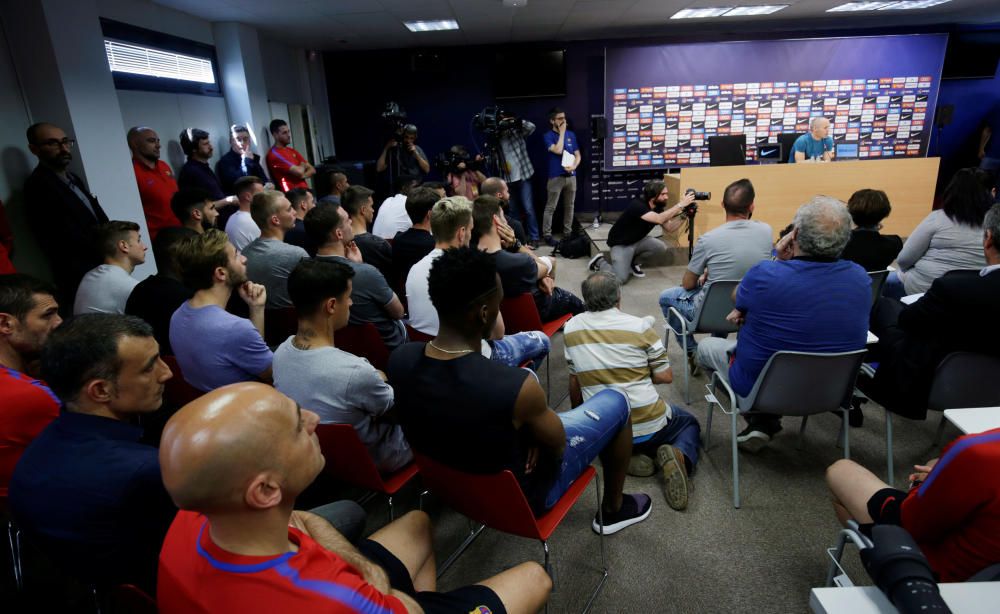 Iniesta, durante su rueda de prensa de despedida