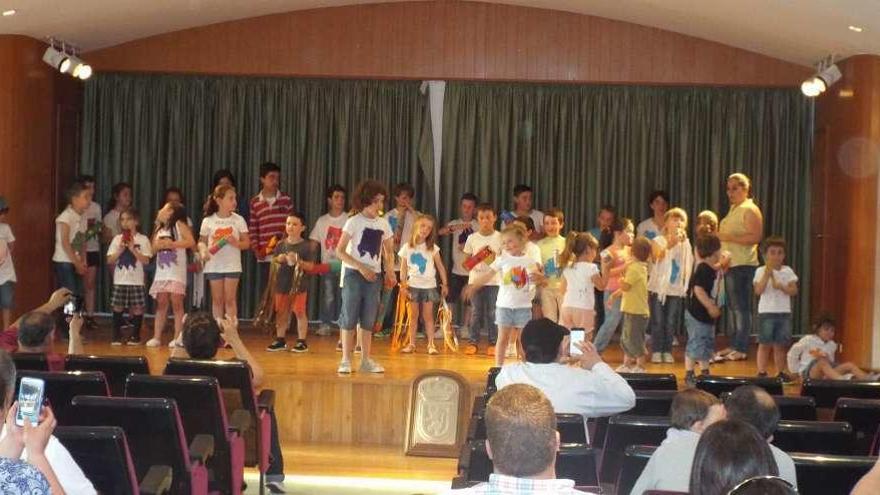 Los niños usuarios del servicio lúdico realizaron un recorrido por los bailes típicos de los cinco continentes.