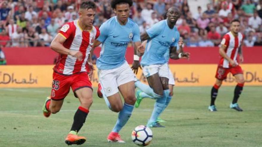 Pablo Maffeo controla la pilota davant Sané, lateral del Manchester City.