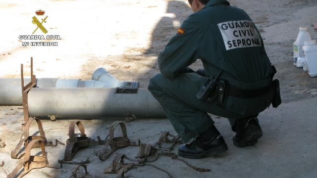 La Guardia Civil encontró en su parcela cepos y jaulas trampa, así como armas de fuego sin documentación