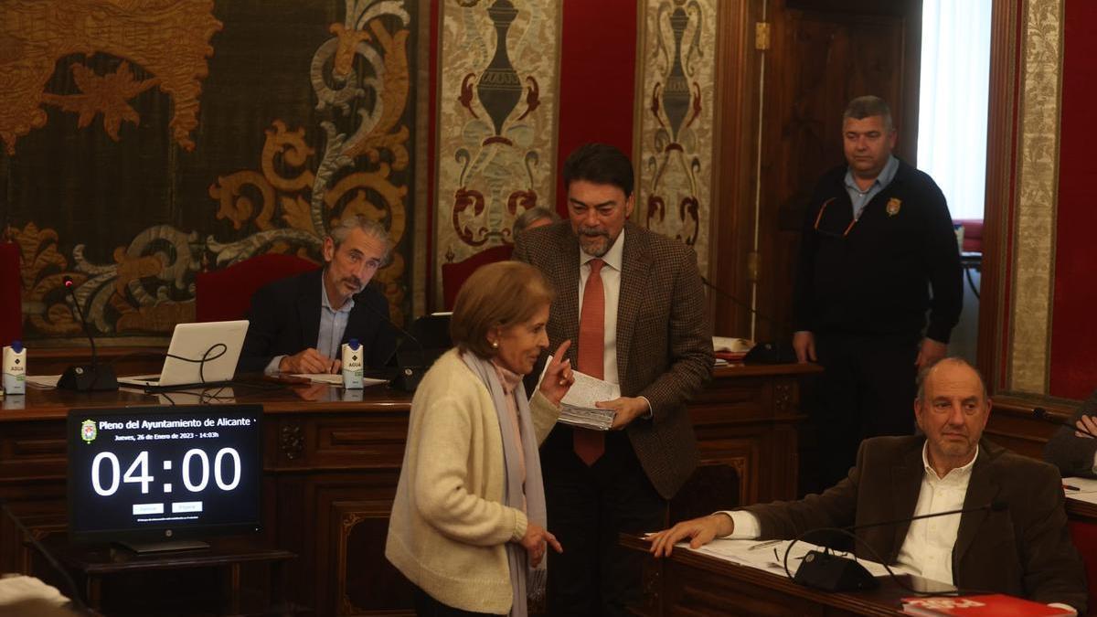 Una vecina de la calle Constitución entrega al alcalde 6.000 firmas contra el traslado de las melias