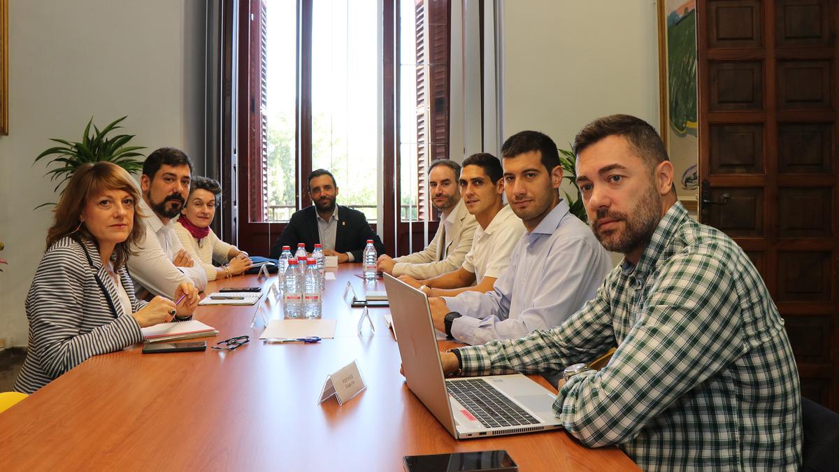 La presidenta de la APV con el alcalde  los portavoces.