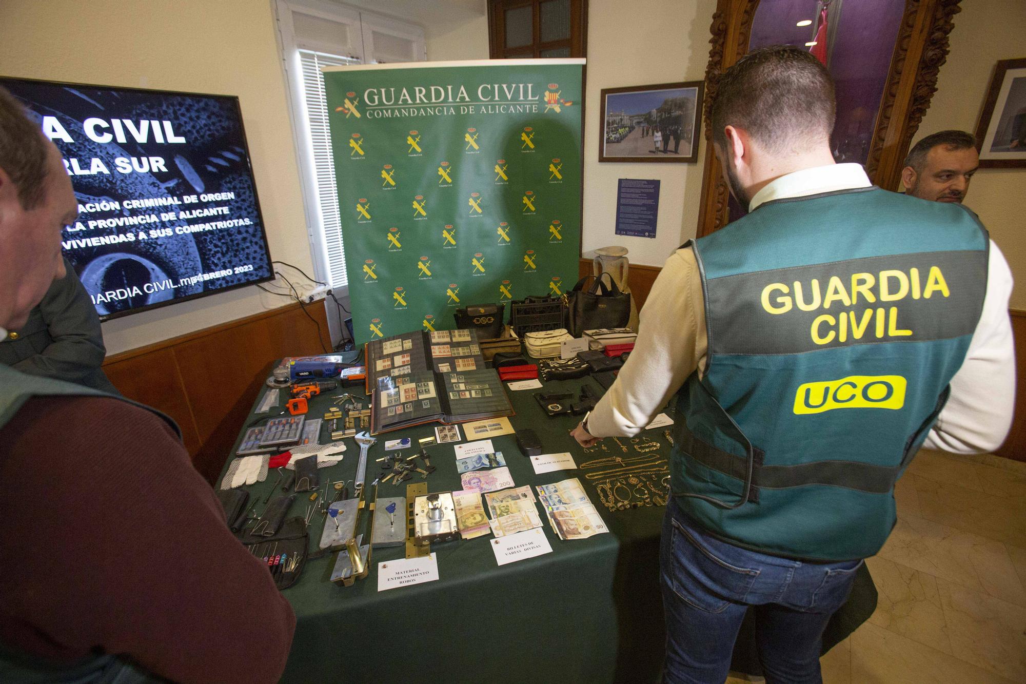 Artículos recuperados por la Guardia Civil que una banda ucraniana robaba a compatriotas refugiados en la Vega Baja