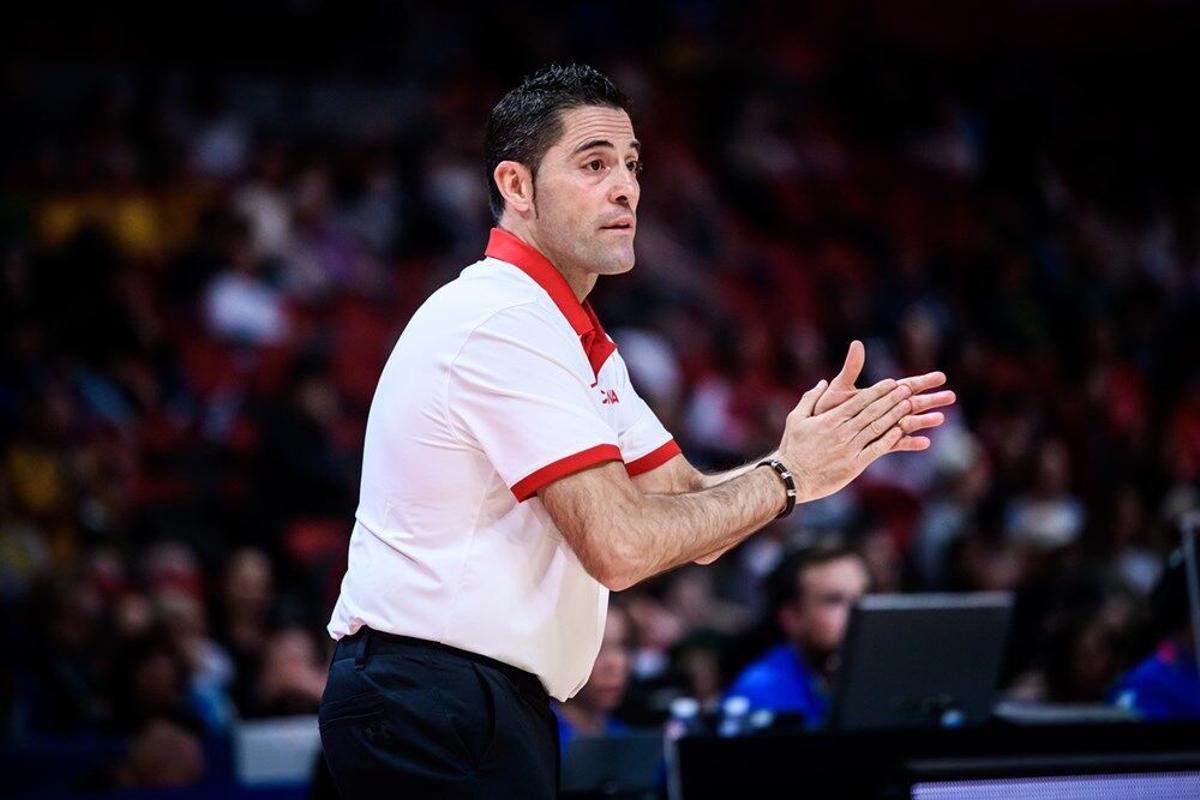 Víctor Lapeña, durante un encuentro como seleccionador de Canadá.