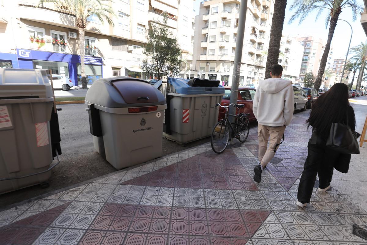 Contenedor marrón en el casco urbano de Elche