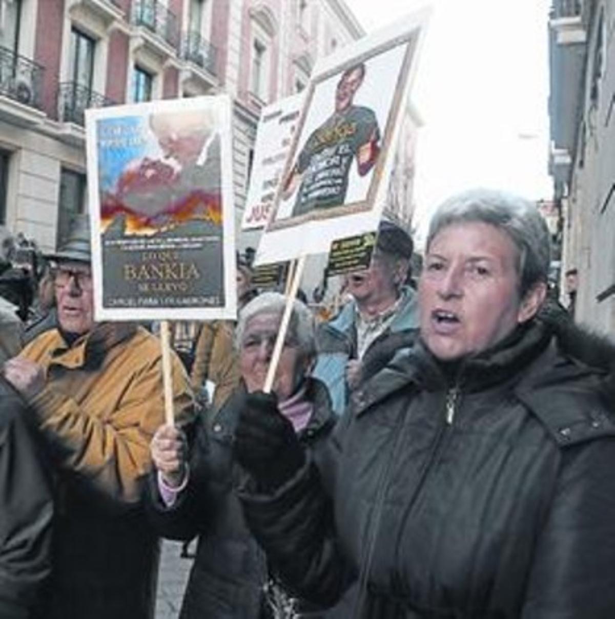 Queixes 8Preferentistes protesten a la porta de l’Audiència.
