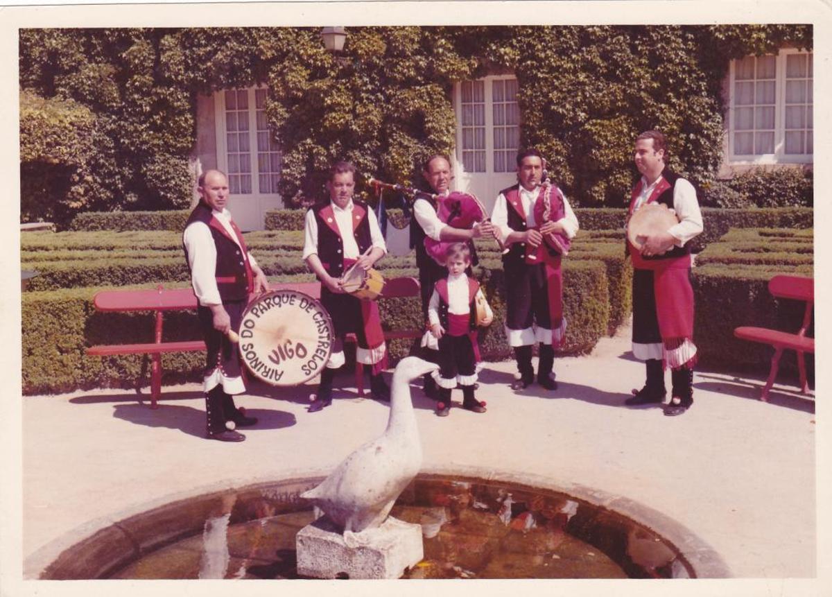 Con integrantes de Airiños do Parque de Castrelos, en 1986