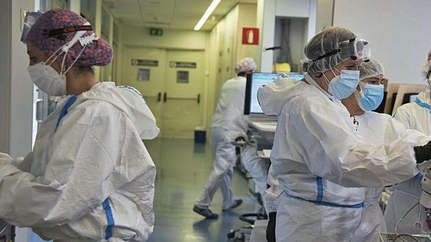 Treballadors sanitaris a l&#039;Hospital de Sant Joan de Déu de Manresa