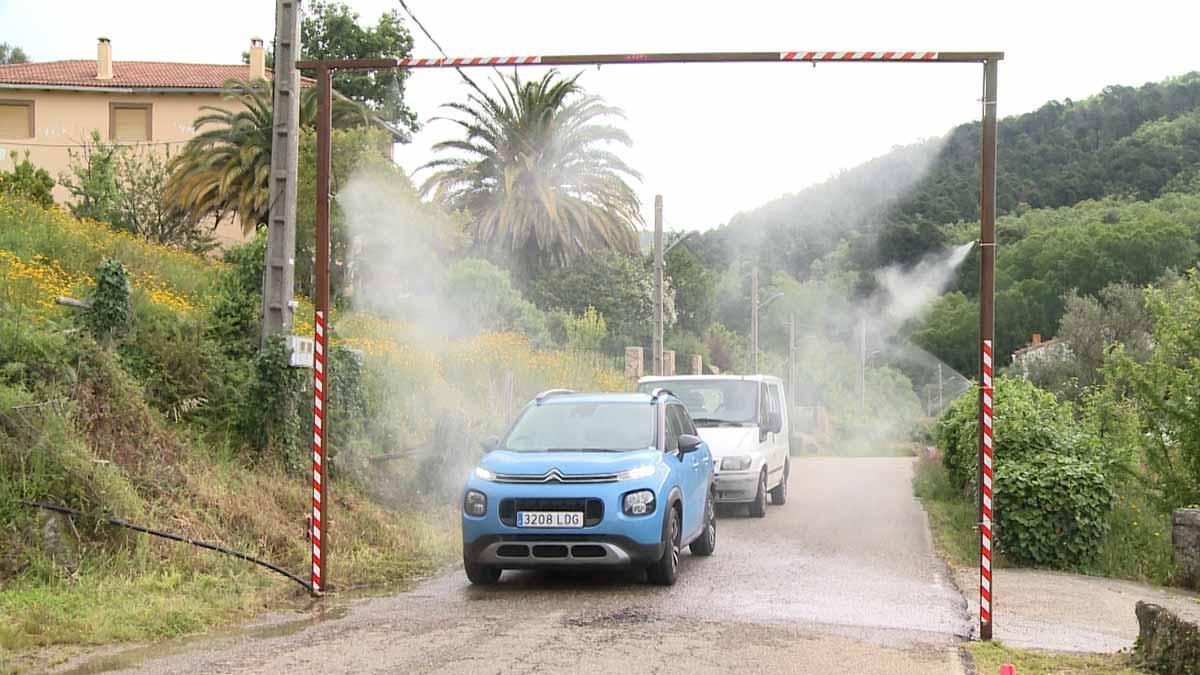 Gata (Cáceres) instala arcos desinfectantes a la entrada del pueblo como prevención frente al coronavirus