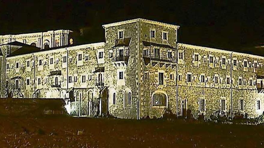 Vista nocturna do mosteiro de Samos.  // M. Núñez